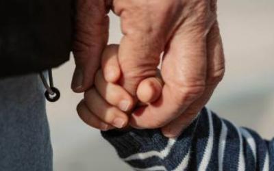 Abuelos que cuidan a sus nietos viven más, según estudio
